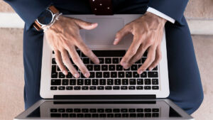 Hombre usando el teclado de la laptop