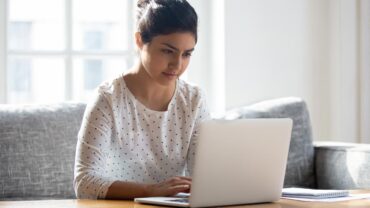 joven trabajando desde casa