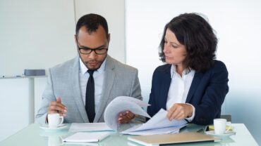 personas leyendo un contrato laboral