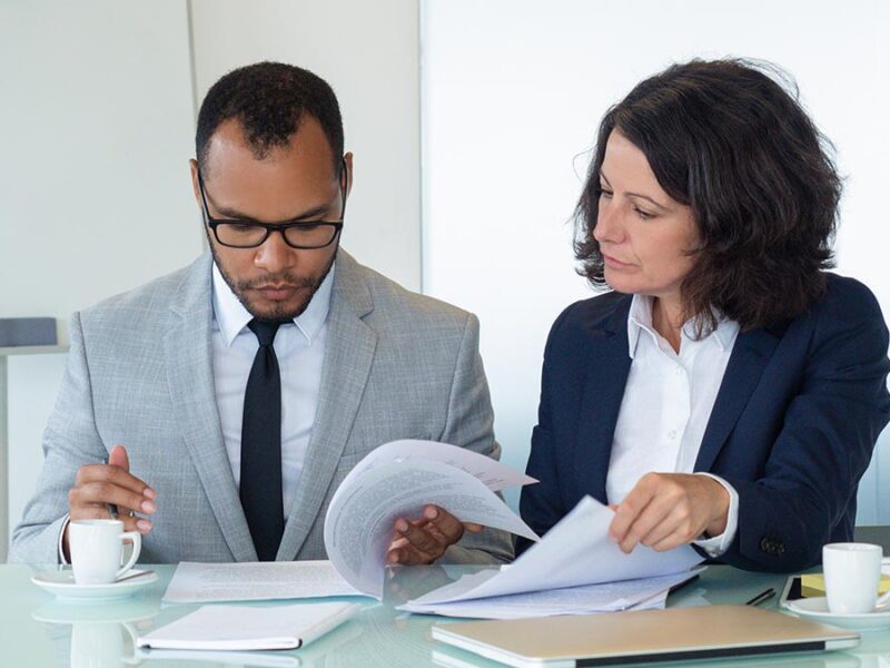 personas leyendo un contrato laboral