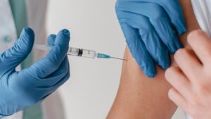 Persona siendo vacunada