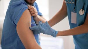 Una persona recibiendo la vacuna contra la covid-19