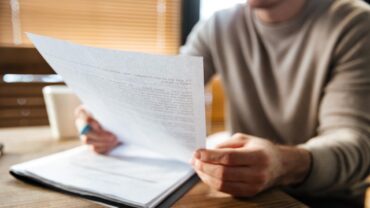 Empleado leyendo un documento de su trabajo