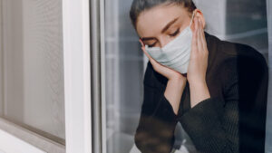 Mujer con síntomas de covid-19 en cuarentena en su casa