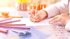 Niña dibujando en un papel