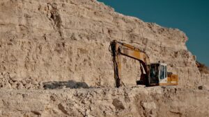 Obrero trabajando con maquinaria