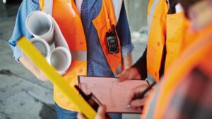 un grupo de personas trabajando en una obra