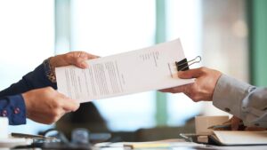 Un trabajador entregando un contrato