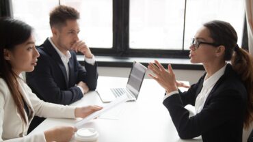 personas reunidas en el trabajo