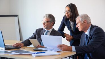 un grupo de personas trabajando en una oficina