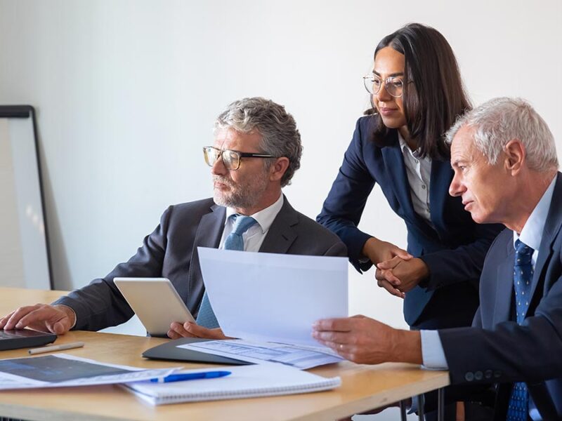 un grupo de personas trabajando en una oficina